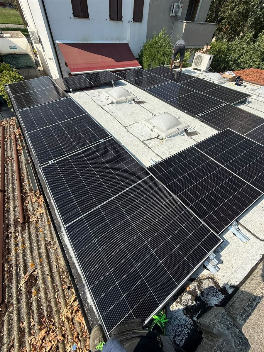 Impianto fotovoltaico su tetto piano